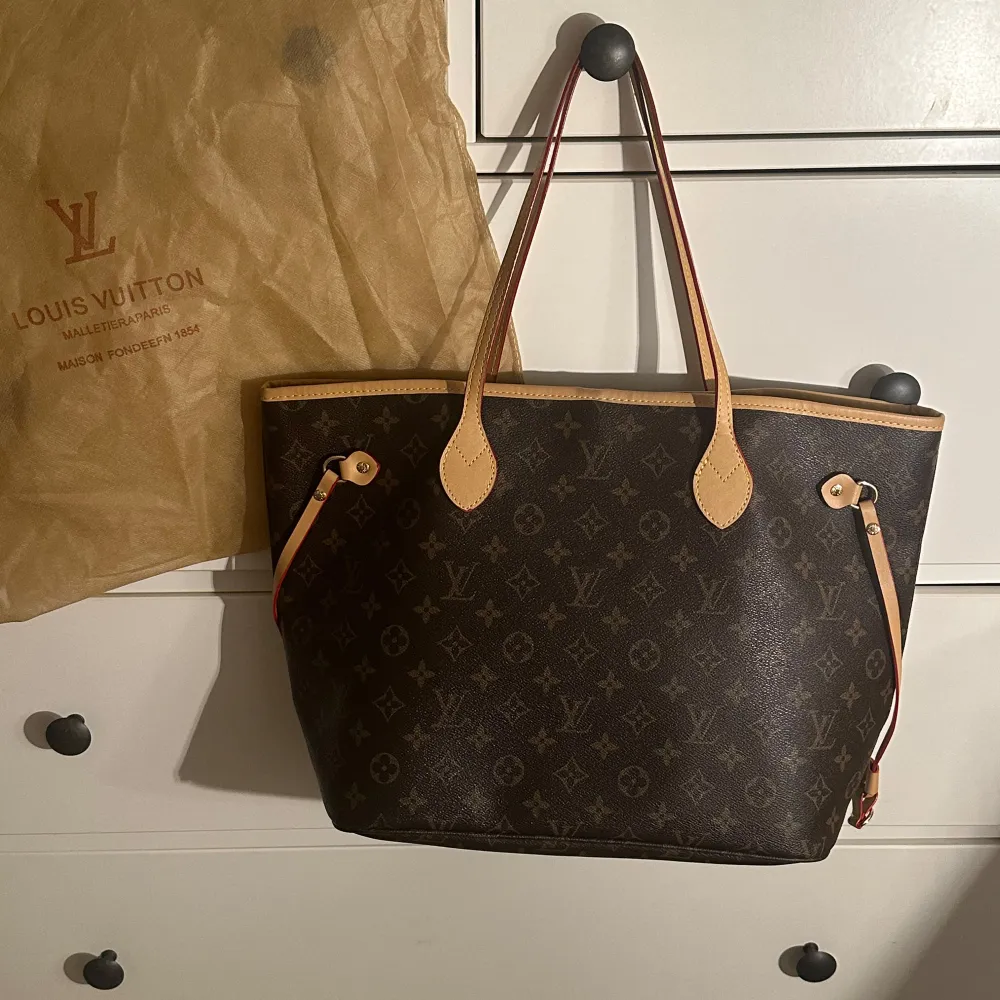 Neverfull MM monogram modellen i färgen beige. Kommer med dustbag. Rensar min garderob därför säljer jag arnas superfin och i mycket bra skick med inga defekter. Har inte kvitto då de va en present! 28 x 14 x 31 cm. Bara seriösa skriv.. Väskor.