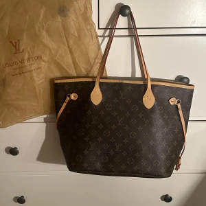 Tote bag  - Neverfull MM monogram modellen i färgen beige. Kommer med dustbag. Rensar min garderob därför säljer jag arnas superfin och i mycket bra skick med inga defekter. Har inte kvitto då de va en present! 28 x 14 x 31 cm. Bara seriösa skriv.
