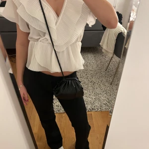 Svart väska - Jätte snygg svart väska, går att justera längden på banden💗knappast använd💗liten men får plats med det viktigaste som exempelvis mobil