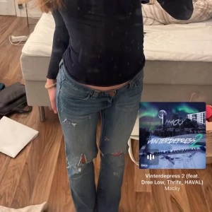 Blå jeans med slitningar - Säljer ett par snygga blå jeans!!!Lågmidjande,as snygga o inte så använda💞🫶🏻