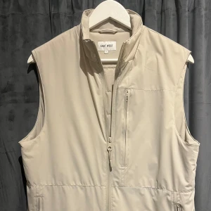 East wast väst - Beige east west väst i mycket bra skick | storlek S | nypris 999kr | mitt pris 499kr | hör av er vid fler frågor eller funderingar! 