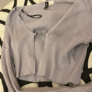 Gulligt Lilla top från H&M - Storlek-M den är jätte fint på mig, har haft den sen femman och den passar inte mig längre . Många tyckte den var jätte fint 