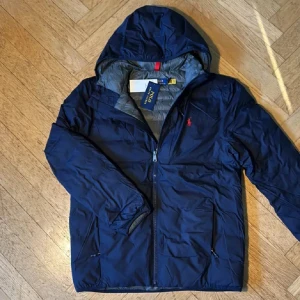 Ralph lauren jacka  - Säljer denna tunnare Ralph lauren jacka pågrund av att den var för stor. Storlek M passar L. Jag köpte den nyss aldrig använd endast testad. Skick 10/10 inga defekter. Nypris 3000.