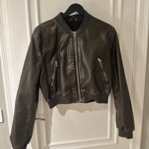 Zara läderjacka  - Skitsnygg bombarjacka från Zara, storlek S. Säljer då jag har två precis likadana💕 aldrig använd!! 