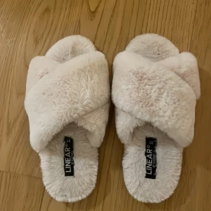 Tofflor  - Tofflor från din sko. De är fluffiga och mjölkvita i storlek 37. Jag säljer dem eftersom att jag har växt ur dem. Ursprunget pris 200kr.
