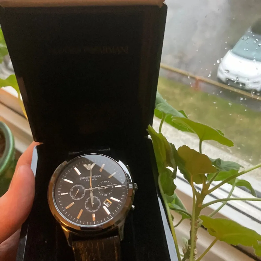 Emporio Armani cermica klocka []storleken passar alla [] Klockan har ett skönt läderband istället för länkar[] box är tyvärr sönder [] nytt batteri behövs [] ny pris 2999kr. Accessoarer.