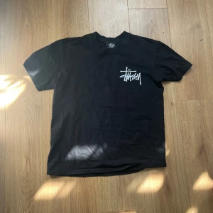 Stussy t shirt - T shirt från stussy, skick 8/10 använd flertalgånger mer syns inte dirrekt. Dm för mer info, pris kan diskuteras. Lägre pris vid snabb affär sitter tts