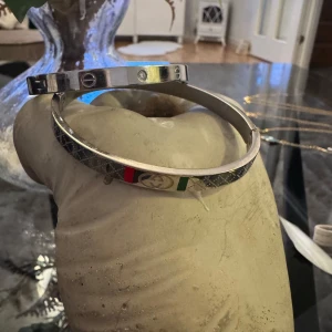 2 armband  - Två silver armband, väldigt stiliga och unika💕💕