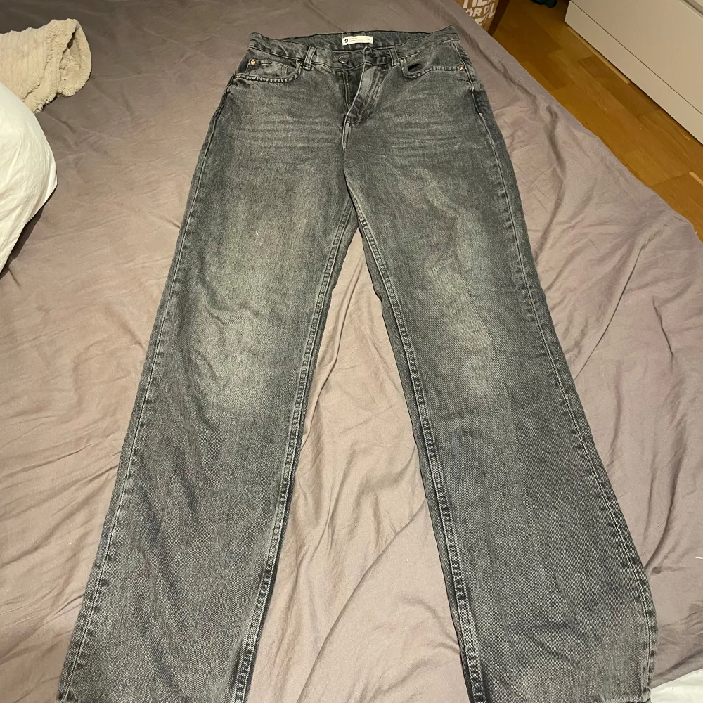 Mörkgråa jeans i storlek 34. Har vanligtvis storlek 34/36 och är en 166 och dessa sitter overzised på mig. Medelhög midja och långa ben. Jeans & Byxor.