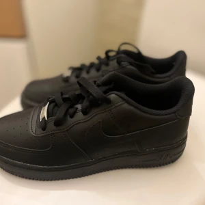 Black Air Force 1 - Svarta air force 1 har aldrig använt så 9/10 skick 