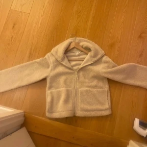 Fleecejacka hm - En fleecejacka från hm knappt använd❤️