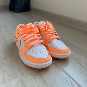 Säljer dessa Nike dunks som inte kommit till så mycket användning. Supersköna och sann i storleken. Köpta direkt från nike appen 