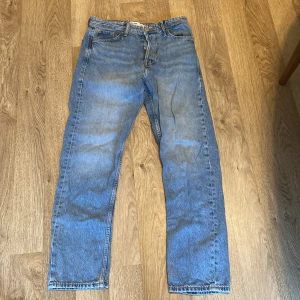 Blå jeans från Jack & Jones - Säljer ett par klassiska blå jeans från Jack & Jones i modellen Loose/Chris. Storlek W29/L30De har en avslappnad passform och är perfekta för en casual look. Jeansen är i mycket bra skick. Perfekta för både vardag och fest!