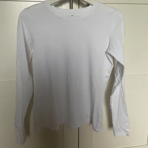 Basic långärmad tröja  - en vanlig vit basic långärmad tröja från Cubus, använd någon enstaka gång så den är i toppen skick 🤍🤍