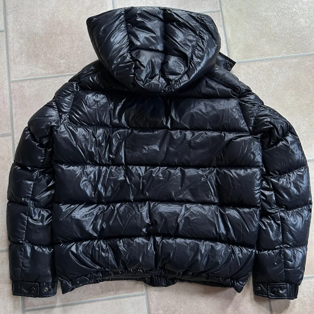 Moncler maya i väldigt bra skick, lite skavsår på höger arm och översta ryggen. Svart 2019 modell i storlek 3 - M, nypris 18.000 mitt pris 7000 men tar emot rimliga bud! Bara att skriva vid frågor eller funderingar, över 70 refs från nöjda kunder!. Jackor.