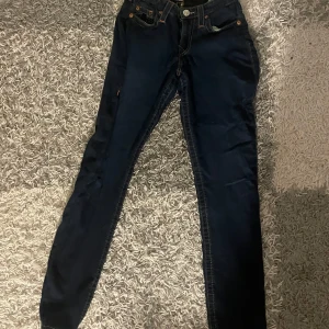 True religion jeans  - True religion vintage jeans mått: Midja: 40cm Längd 98cm Bredd 23cm Benöppning 15cm