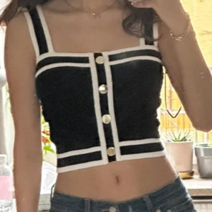 Svart och vit croppad topp - Endast provad snygg svart och vit croppad topp med knappar framtill 💗Passar bra med jeans eller kjol!