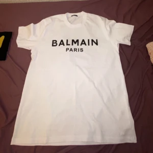 Balmain t-shirt - Säljer nu min balmain t shirt då den är för stor, helt ny och oanvänd 