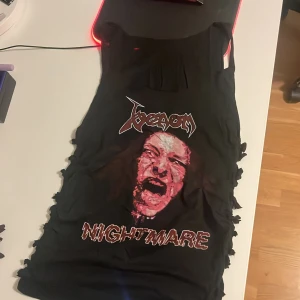 Venom linne - Omgjord från t-shirt till linne, OBS KLIPPT MED SAX, ser mer punkig ut. Venom nightmare  Små knutar på sidan.  