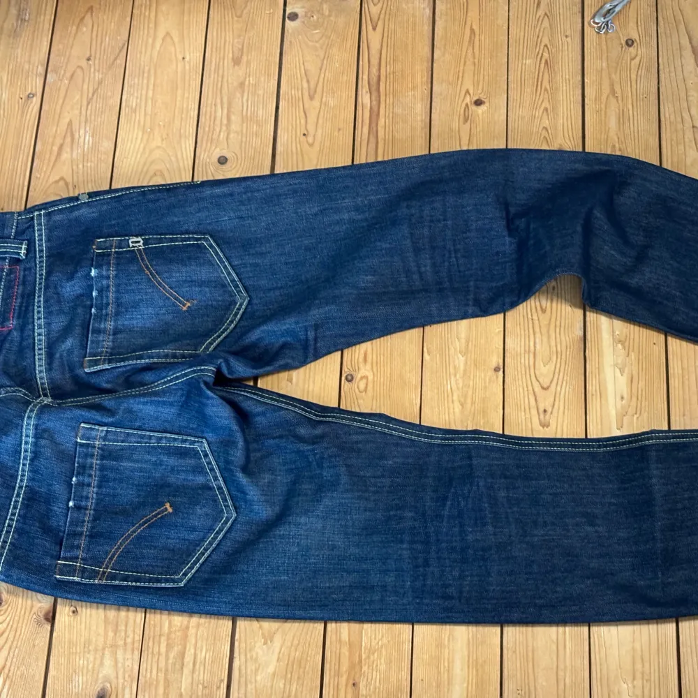 Säljer ett par snygga mörkblå Dondup jeans. Perfekta för både vardag och fest.  Dem är 8/10 kvalite och passar dig som är runt 185-190 dem sitter straight leg . Jeans & Byxor.