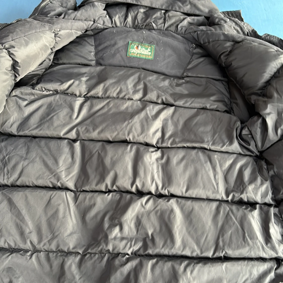 Svart dunjacka från Peak Performance - 90