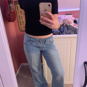 Lågmidjade bootcut jeans - As snygga ljudblåa, lågmidjade bootcut jeans från 90-00 tal.