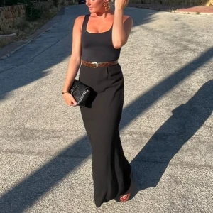 Svart långkjol - Svart långkjol i kostym material, jag är 170cm lång💕 dragkedja baktill