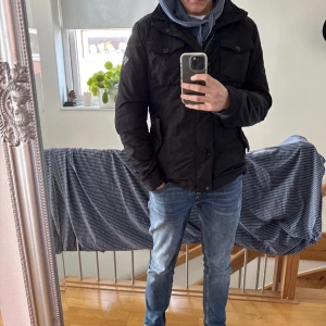  j lindeberg field jacka - Snygg svart j lindeberg jacka i storlek L men funkar bra på mig som har M 