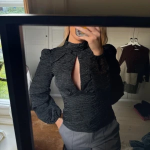 Blus NAKD - Vacker blus som bara är använd någon enstaka gång.  Knappar i nacken och dragkedja i sidan.  Nypris 449:- 🤍