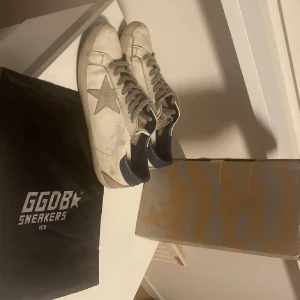 Golden goose skor - Ett par riktigt schyssta golden goose skor med box och dustbag! Har lite defekter men går att limma kan behöva en tvätt! Storlek 44-43!