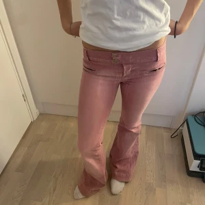 Rosa lågmidjade jeans - Superfina jeans som är så fina och är i bra skick! Jeansen är smör lite långa på mig och jag är 165 (jag har på de på bilderna)