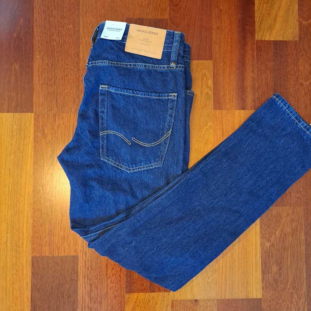 Hej, säljer ett par nya Jack and Jones Jeans. Raka jeans. Nypris: ca 800kr. Köpta från vinted helt nya och trodde dom skulle passa men det gjorde dom inte. Jag kommer lägga upp fler liknande plagg närmare vinter nu så glöm inte att följa profilen! 🌊🍾. Jeans & Byxor.