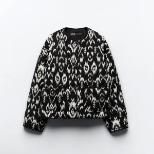 Zara jacka  - Säljer en supercool svartvit jacka från Zara med ett unikt mönster. Helt slutsåld❤️‍🔥❤️‍🔥