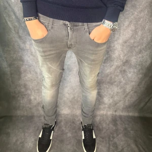 Replay anbass jeans  - // Replay anbass jeans | Storlek W29/L32 | Benlängd: 102cm / Midja: 38cm | Nypris runt 1800kr | Kontakta för fler frågor eller funderingar // Deluxecloset  