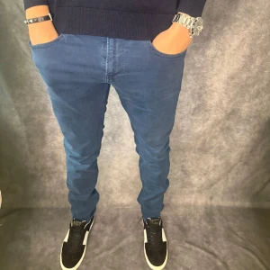 Replay anbass jeans  - // Replay anbass jeans | Storlek W32/L32 | Benlängd: 107cm / Midja: 43cm | Nypris runt 1800kr | Kontakta för fler frågor eller funderingar // Deluxecloset