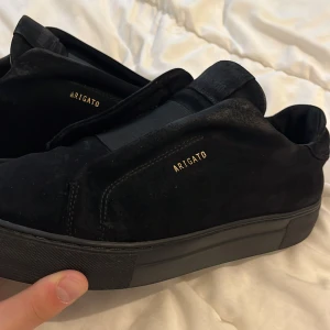 Axel arigato 360 lacelees svarta - säljer arigatos 360 laceless helt svart storlek 41 säljer dem pga att jag gillar inte dena stilen längre,helt nya inga skador.knappast använda.dem är helt vattentäta också.priset kan diskuteras skriv ifall ni är intresserade 😊