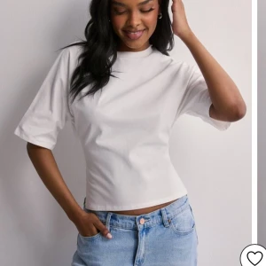 Vit T-shirt  - Super fin vit T-shirt med band där bak som man knyter 