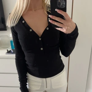 Tröja från nakd  - Tröja från nakd. Går att öppna och knäppa hur mycket eller lite man vill. Stretchig