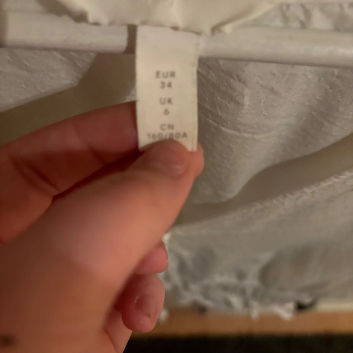 Vit kortärmad blus med knytning - 91