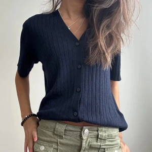 Marinblå tröja  - Superfin blå kofta som endast är använd fåtal gånger! Passar xs-s ☺️