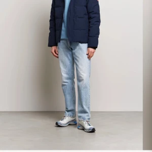 Canada goose macmillan - En jätte fin och canada goose macmillan i färgen marinblå som har använt under en vinter.  Storlek M Pris kan diskuteras!!  Obs kvitto finns och nypris är 14 000 kr.