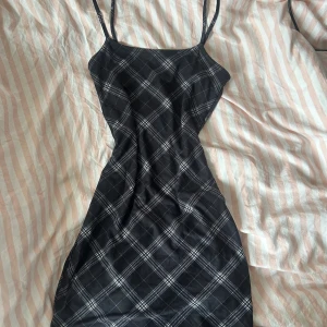 rutig fodralklänning  - rutig fodralklänning, aldrig använd <3