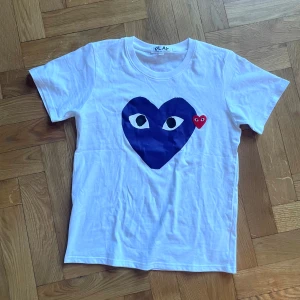 Cdg t-shirt helt ny  - Behövde köpa en storlek större så säljer denna i S, den passar om du är 173-180, skit snygg och svår att få tag i, aldrig använd bara testad, najs under en cardigan eller liknanden!