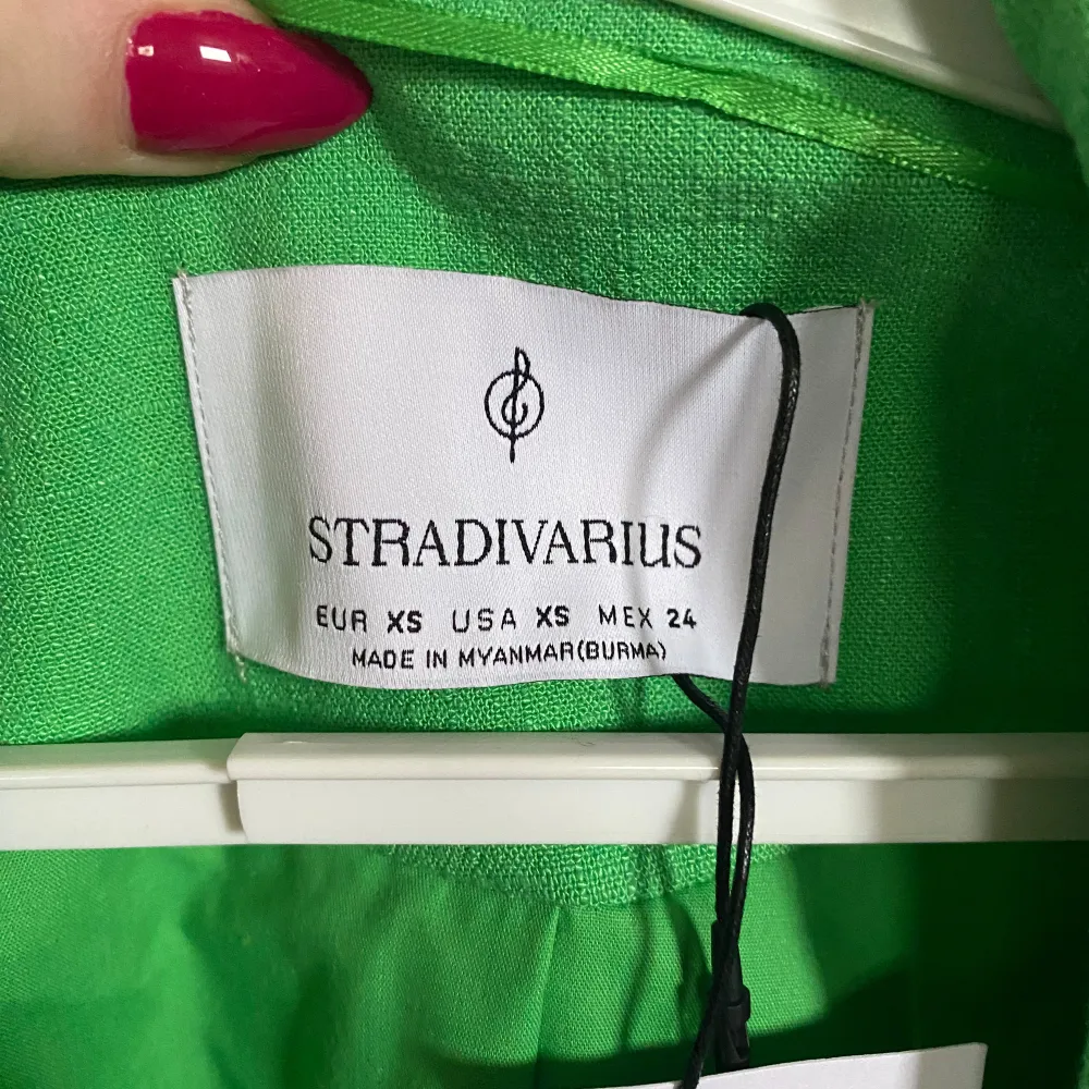  snygg grön kavaj från Stradivarius i storlek XS💚modellen är lite oversized, helt ny. Jackor.