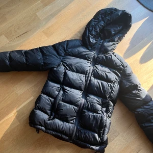 Everest jacka - Säljer denna Everest jacka, storlek 38( något liten i storlek) Nypris 2500kr💗