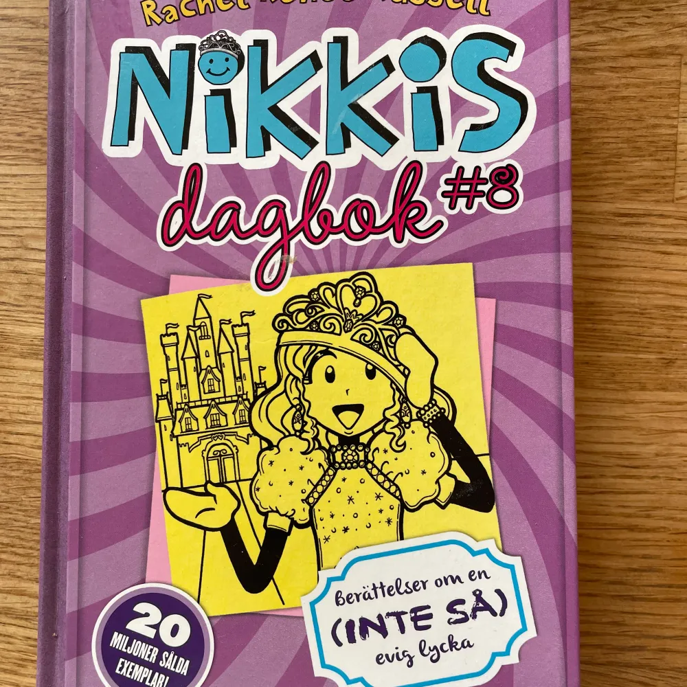 Nr 8 i serien Nickis dagbok, går att läsa separat Rolig ungdomsbok i bra skick. Böcker.