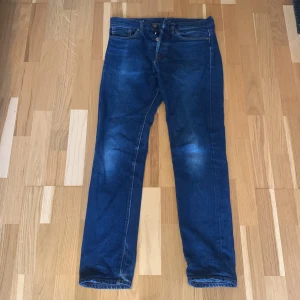 Denim Jeans - Snygga Marinblå jeans, straight fit, passar W29 L32, jättebra skick/inga skador. Skriv om frågor uppstår!