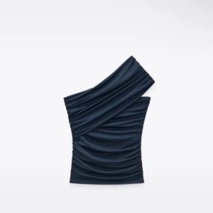 Zara topp - Superfin topp från zara , lappen är kvar så den är helt oanvänd! Storlek L men är liten i storleken så passar S/M💕💕