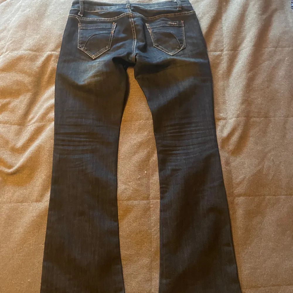 Super snygga vintage utsvängda och lågmidjade jeans! Det står xl men de upplevs mycket mindre i storleken enligt mig, mer som en M eller L. Om du har några mer frågor om mått eller bilder så är det bara att kontakta mig!🥰☺️. Jeans & Byxor.