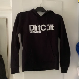 Dirtcult hoodie - Säljes pågrund utav att den inte används på ett bra tag.  ❗️obs. Har lagt ut den på vinted oxå❗️